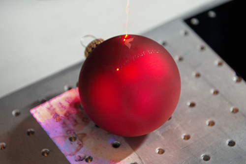 Weihnachtskugeln gravieren lassen