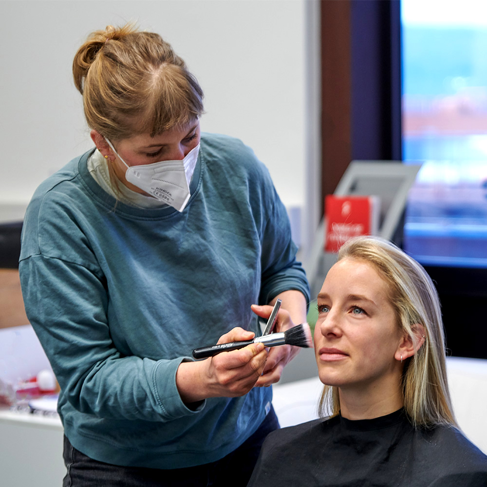 Model-Fotografie für Kleidung und Textilien: Visagistin Nadja Akra