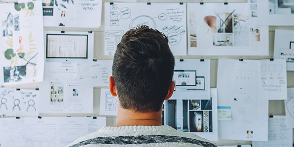 Person steht vor einem Whiteboard