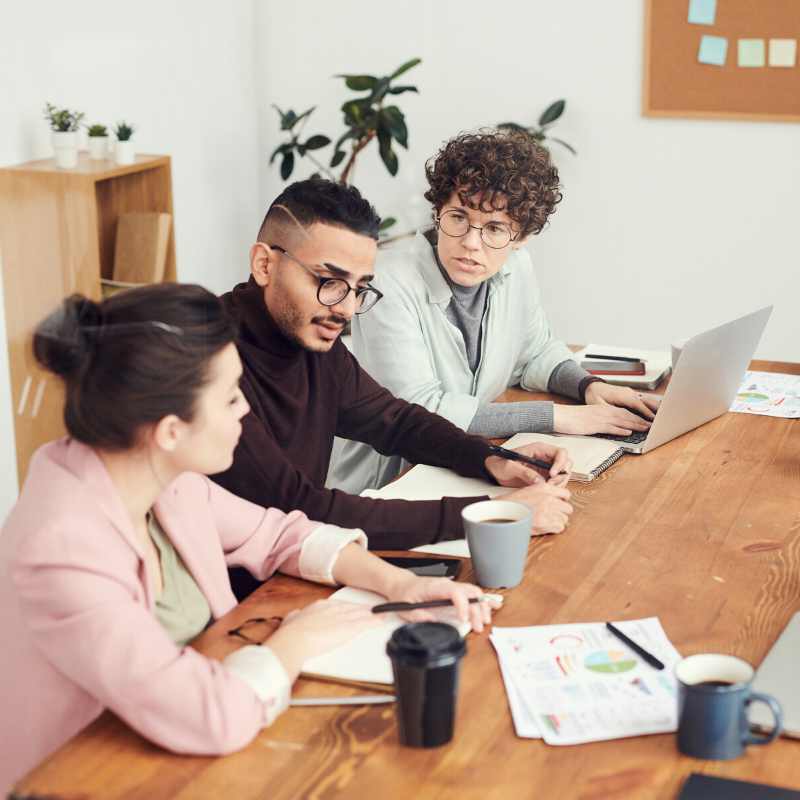 Personen arbeiten gemeinsam am Laptop